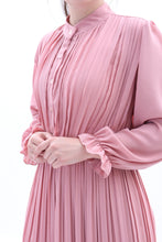 Laden Sie das Bild in den Galerie-Viewer, Plissekleid mit Knopfleiste