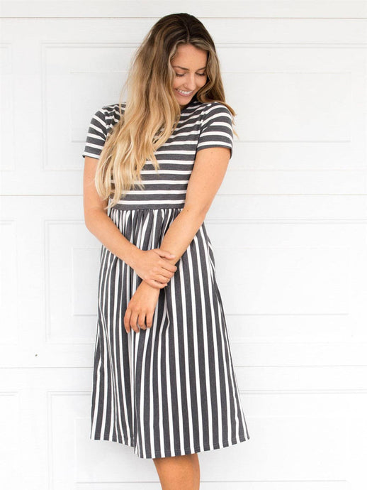 Gestreiftes Midikleid mit Eingriffstaschen