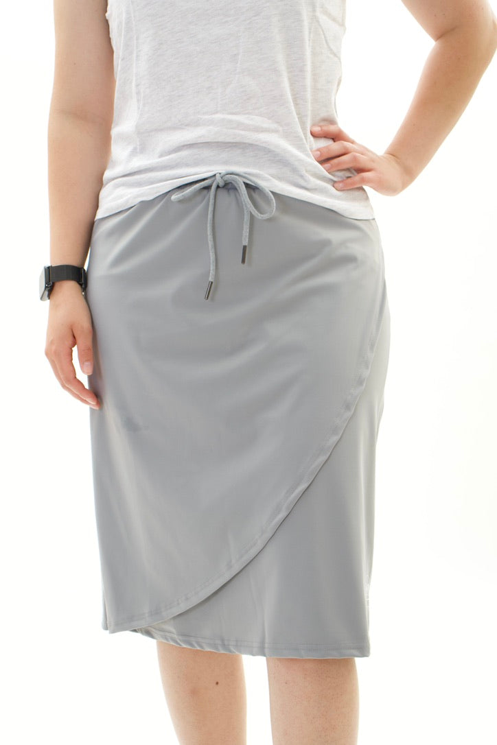 Sportrock Wickeloptik Grau mit eingenähter kurzer Leggings Funktionsrock