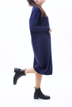 Laden Sie das Bild in den Galerie-Viewer, Elegantes Strickkleid Marineblau ONESIZE
