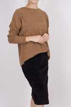 Laden Sie das Bild in den Galerie-Viewer, Strickpullover mit Zopfmuster Kamel