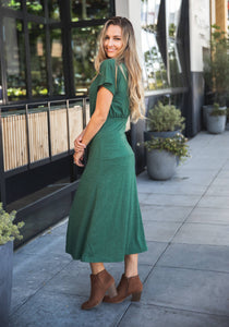 Schmal geschnittenes Kleid mit Knopfleiste