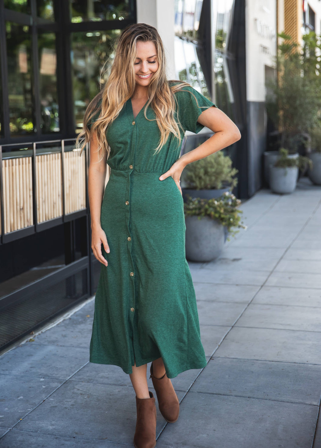 Schmal geschnittenes Kleid mit Knopfleiste