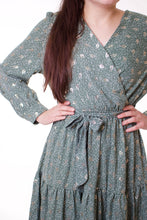 Laden Sie das Bild in den Galerie-Viewer, Festliches Kleid mit Federn Golddruck Khaki