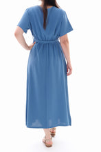 Laden Sie das Bild in den Galerie-Viewer, Luftiges Maxikleid Wickeloptik in Blau