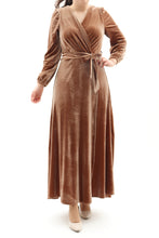 Laden Sie das Bild in den Galerie-Viewer, Festliches Samtkleid Maxikleid Wickelkleid Kamel ONESIZE