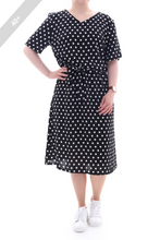 Laden Sie das Bild in den Galerie-Viewer, Leichtes Midikleid in Schwarz mit weißen Punkten