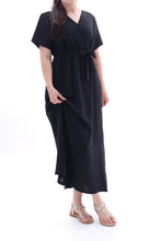 Laden Sie das Bild in den Galerie-Viewer, Luftiges Maxikleid Wickeloptik in Schwarz